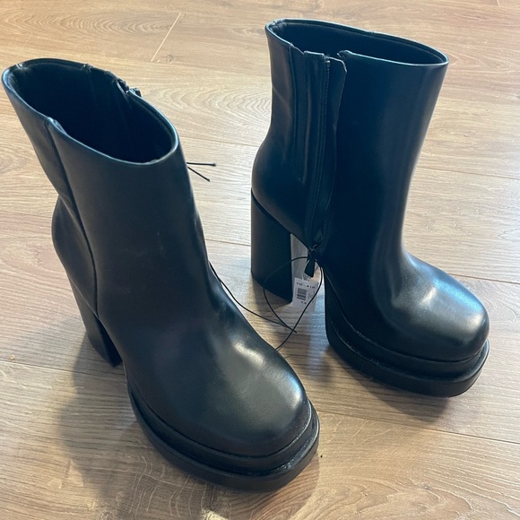 Torrid Double Platform Heel Bootie with Zip Closure, NWT - Picture 2 of 9